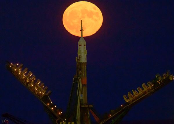 SOYUZ CREW LAUNCHER ROLLED OUT FOR LIFTOFF FROM KAZAKHSTAN