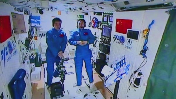 SPACE JOURNAL: CHINESE ASTRONAUTS ACCEPT 1ST EARTH-SPACE INTERVIEW
