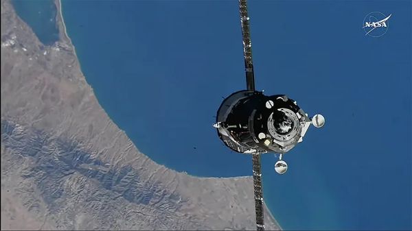 NEW CREW DOCKS TO STATION ABOARD SOYUZ SPACECRAFT