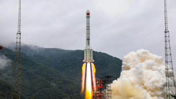 CHINESE SATELLITES COMPLETE GROUNDBREAKING MISSION 22,000 MILES ABOVE EARTH