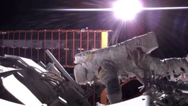 SPACE DEBRIS MAY HAVE HIT A CHINESE SPACECRAFT, DELAYING RETURN OF SHENZHOU 20 ASTRONAUTS