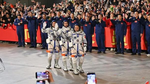 SPACE JUNK DELAYS ASTRONAUTS RETURNING HOME