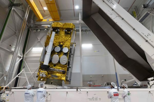 SPANISH COMMUNICATIONS SATELLITE DAMAGED DURING MANEUVERING – IT WAS LAUNCHED LAST FALL