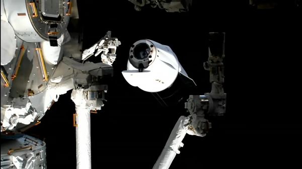 SCIENCE-PACKED DRAGON DEPARTS STATION, HEADS FOR SPLASHDOWN