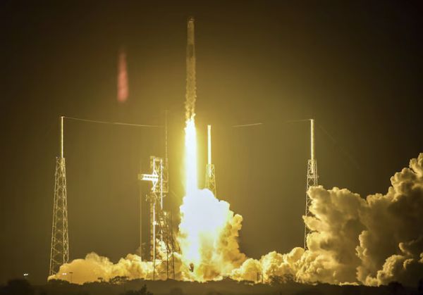 CONGRESS TO WEIGH EXTENDING SPACE STATION LIFE, NASA MOON BASE