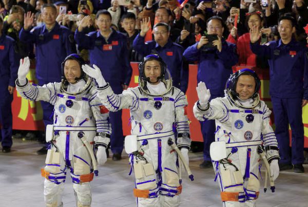 CHINA'S SHENZHOU-21 ASTRONAUT CREW TO STAY IN SPACE AN EXTRA MONTH