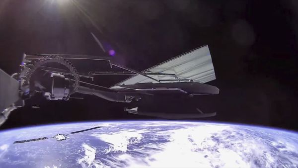 WATCH SPACEX STARLINK TRAIN CIRCLE EARTH IN AMAZING SATELLITE VIDEO