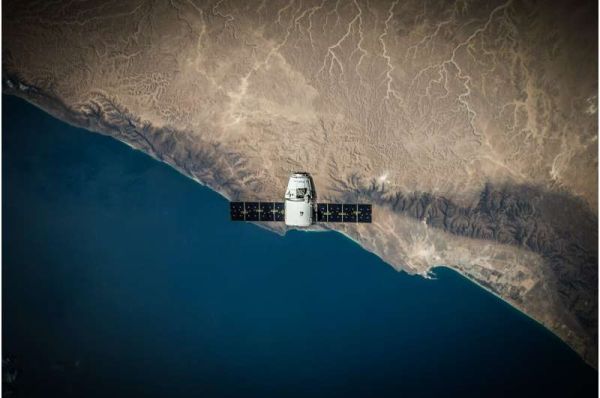 SPACE JUNK FALLS TO EARTH FASTER WHEN SUNSPOTS PEAK, RESHAPING SATELLITE COLLISION FORECASTS