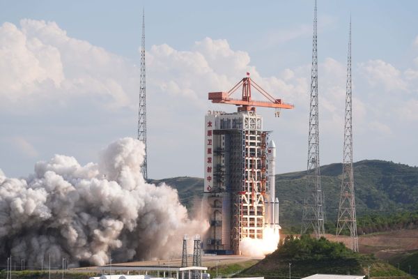 CHINA LAUNCHES GROUP OF COMMUNICATIONS SATELLITES