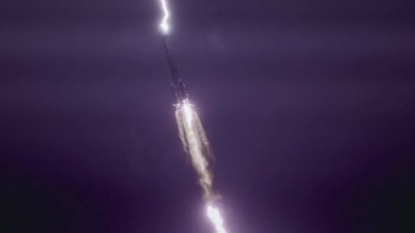 LIGHTNING STRIKE ON CHINESE ROCKET CAPTURED IN EPIC LAUNCH PHOTO