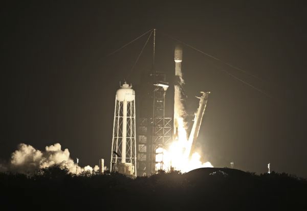 A SPACEX ROCKET IS ABOUT TO CRASH INTO THE MOON