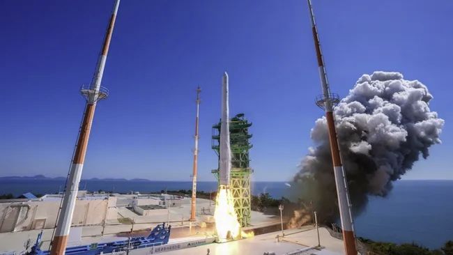 SOUTH KOREA LAUNCHES NURI ROCKET CARRYING 15 SATELLITES, ITS 1ST LIFTOFF OF 2026