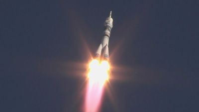THREE-MAN STATION CREW LIFTS OFF CARRYING OLYMPIC TORCH