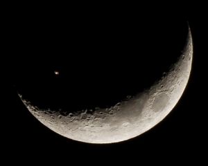 WOW! INTERNATIONAL SPACE STATION PASSES BY CRESCENT MOON IN AMAZING PHOTO