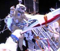 WEATHER DELAYS RETURN FROM SPACE OF RUSSIAN TORCHBEARERS, U.S. ASTRONAUT