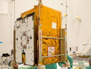 FRANCE MANEUVERS INTEL SATELLITE TO AVOID DEAD WEATHER SPACECRAFT