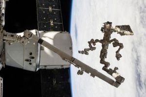  	 SPACEX SUPPLY SHIP UNLOADED BY ROBOTS AND ASTRONAUTS