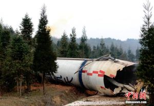 IN AN EERIE SCENE, CHINESE VILLAGERS VISIT ROCKET CRASH SITE