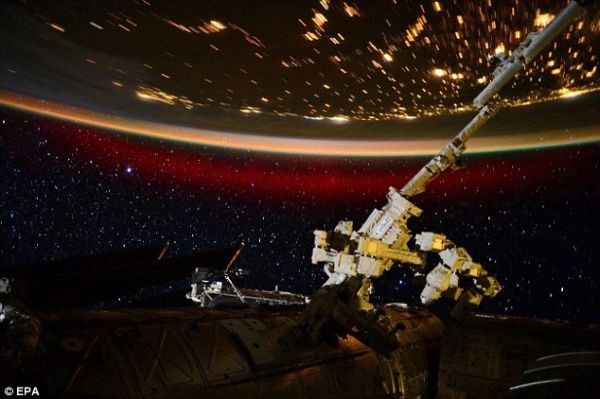 THREE SOLAR STORMS COMBINE AND CRASH INTO EARTH'S ATMOSPHERE - CREATING SPECTACULAR BUT DANGEROUS DI