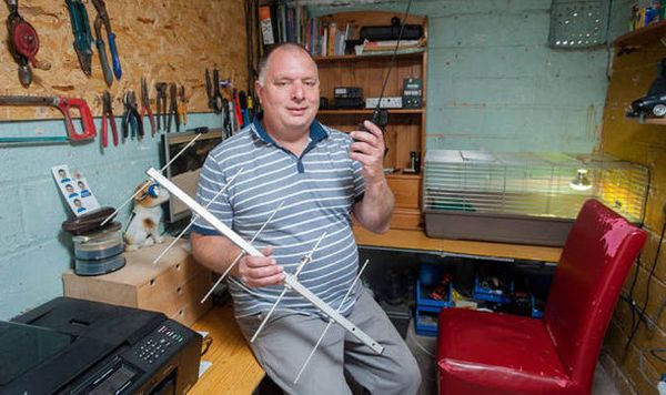 RADIO HAM CHATS WITH THE INTERNATIONAL SPACE STATION FROM HIS GARDEN SHED
