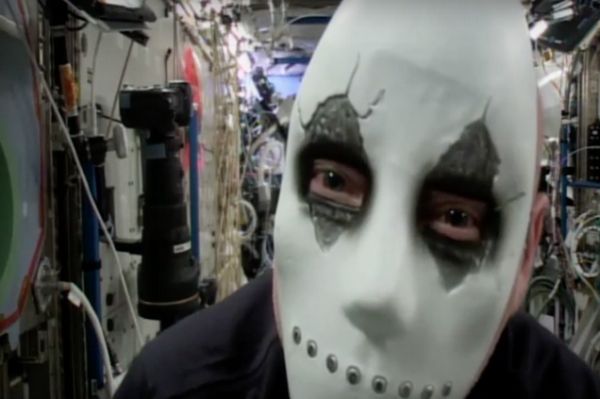 NASA ASTRONAUT SCOTT KELLY IS HAUNTING THE ISS IN A CREEPY HALLOWEEN MASK 