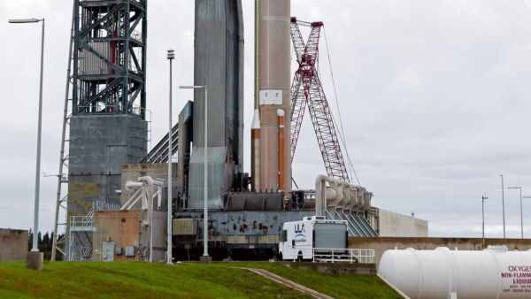DANGEROUS WIND AGAIN STALLS LAUNCH OF SPACE STATION SUPPLIES