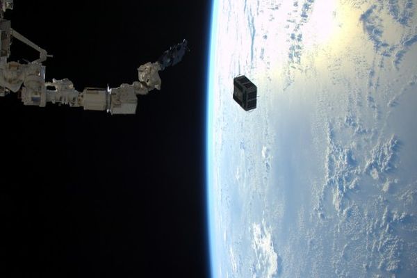 PAIR OF SATELLITES EJECTED FROM ISS FOR IN-SPACE NAVIGATION EXERCISE 