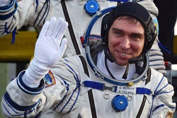 SPACEWALKING RUSSIAN COSMONAUTS BEGIN WORK OUTSIDE SPACE STATION