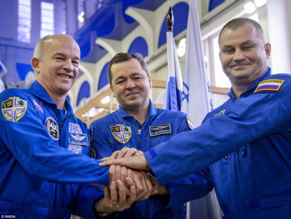 SOYUZ IS SET FOR BLASTOFF TO SPACE STATION CARRYING AMERICAN ASTRONAUT WHO WILL BEAT SCOTT KELLY’S R