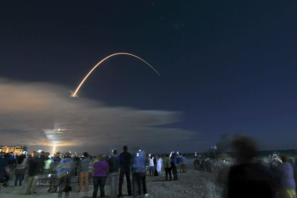 SPACE STATION DELIVERY: 7,500 POUNDS OF GROCERIES AND EQUIPMENT FOR EXPERIMENTS 