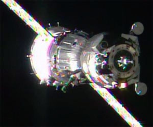 RUSSIA DELAYS SPACE CREW'S RETURN TO EARTH