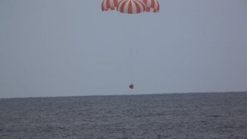 CARGO-CARRYING DRAGON SPACESHIP RETURNS TO EARTH
