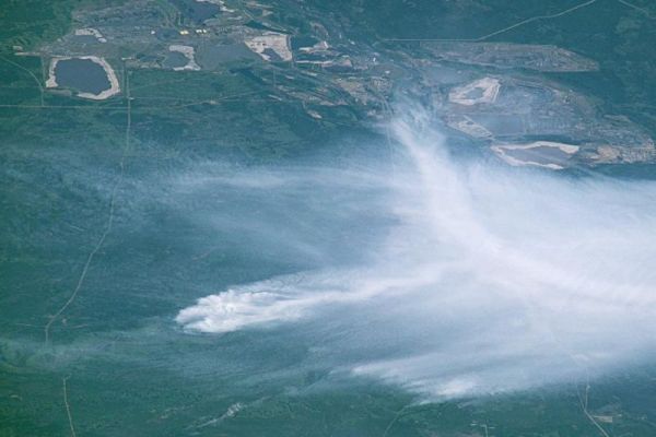 THIS CRAZY PHOTO FROM THE SPACE STATION HELPS PUT CANADA’S WILDFIRE IN PERSPECTIVE