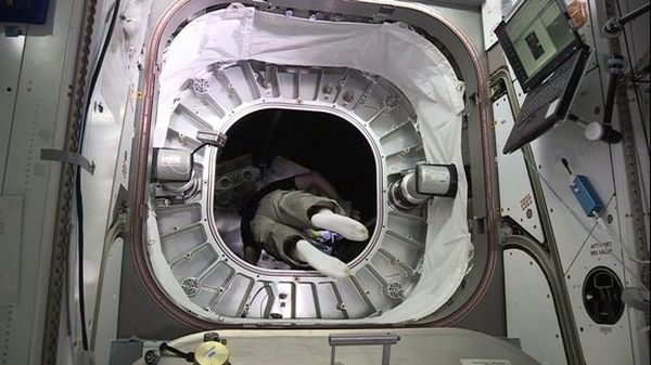ASTRONAUTS ENTER INFLATABLE SPACE STATION MODULE FOR 1ST TIME