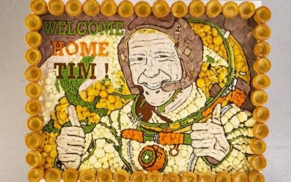 PUB CREATES MASSIVE ROAST DINNER PORTRAIT OF TIM PEAKE TO WELCOME HIM HOME TO EARTH 