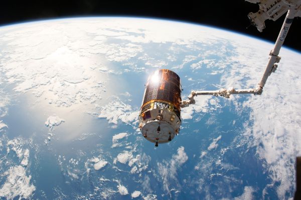 JAPANESE CARGO CRAFT FALLS TO EARTH AFTER FAILED SPACE-JUNK EXPERIMENT