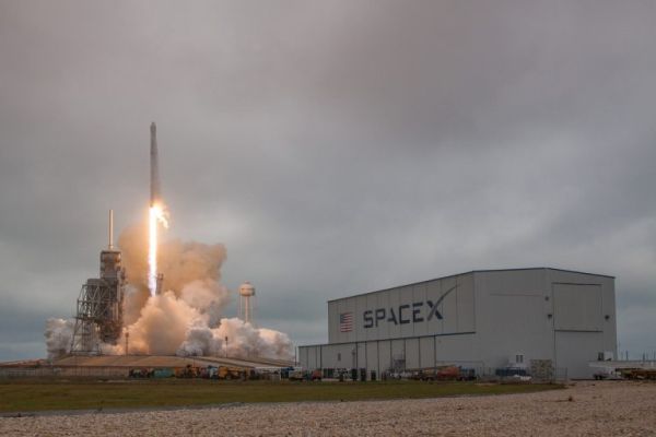 HISTORIC LAUNCH PAD BACK IN SERVICE WITH THUNDERING BLASTOFF BY SPACEX