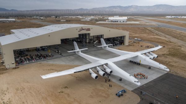 GIANT SATELLITE-CARRYING STRATOLAUNCH AIRCRAFT UNVEILED IN CALIFORNIA