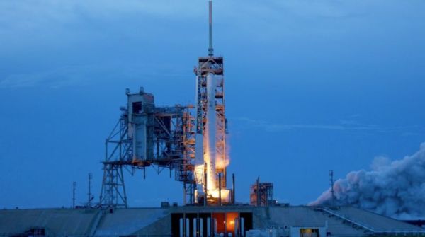 SPACEX SCRUBS SUNDAY LAUNCH ATTEMPT, WILL LIKELY TRY AGAIN MONDAY