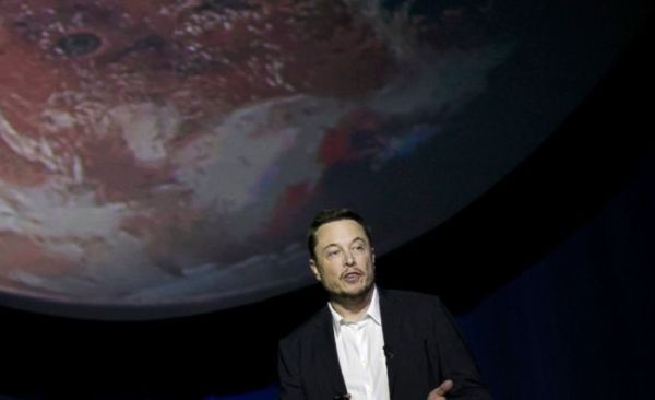 SPACEX CHIEF SAYS 1ST LAUNCH OF BIG NEW ROCKET WILL BE RISKY