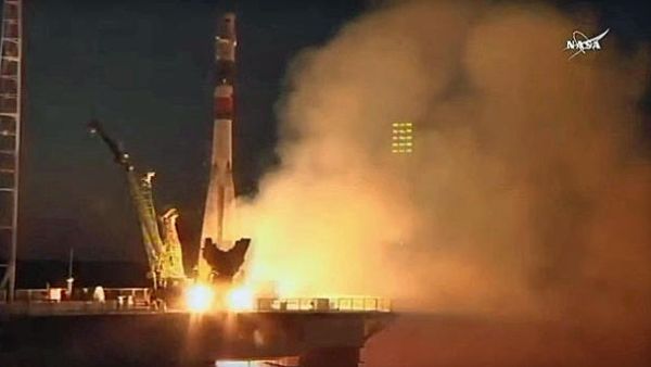 SOYUZ ROCKET TAKES OFF CARRYING 3-MAN CREW TO SPACE STATION