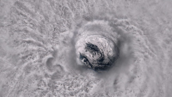 THIS IS WHAT THE WORLD LOOKS LIKE THROUGH THE EYE OF A HURRICANE
