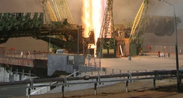 PARTS OF UNMANNED RUSSIAN SPACESHIP BURN UP OVER DUBAI