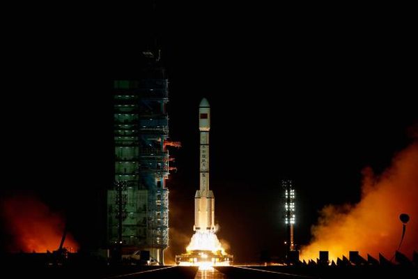 HOW TO SEE A SPACE STATION FALL FROM THE SKY