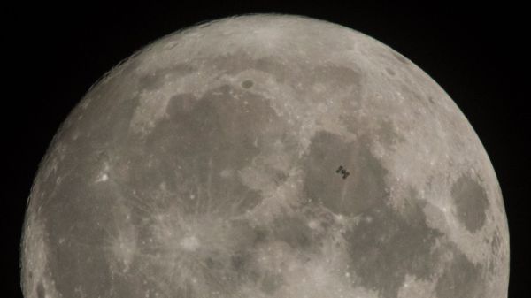 GORGEOUS PHOTO SHOWS SPACE STATION CROSS THE FACE OF THE MOON