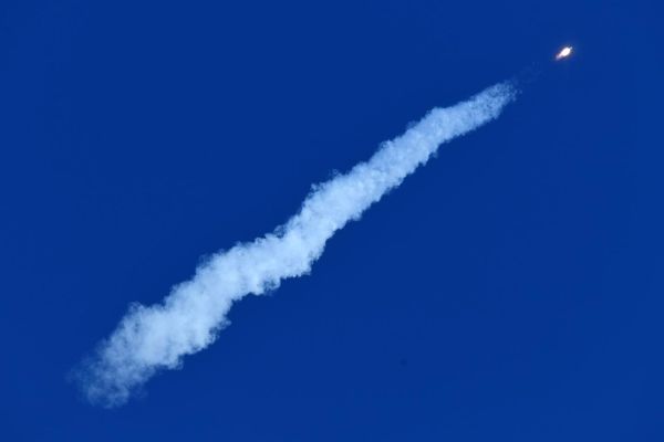 SOVIET SPY SATELLITE DISAPPEARS ABOVE SOUTH PACIFIC, 35 YEARS AFTER LAUNCH
