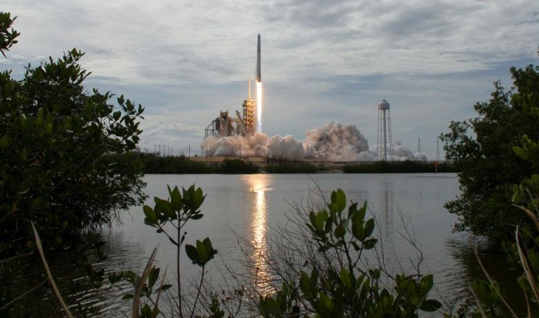 SPACEX GETS U.S. REGULATOR TO BACK SATELLITE INTERNET PLAN