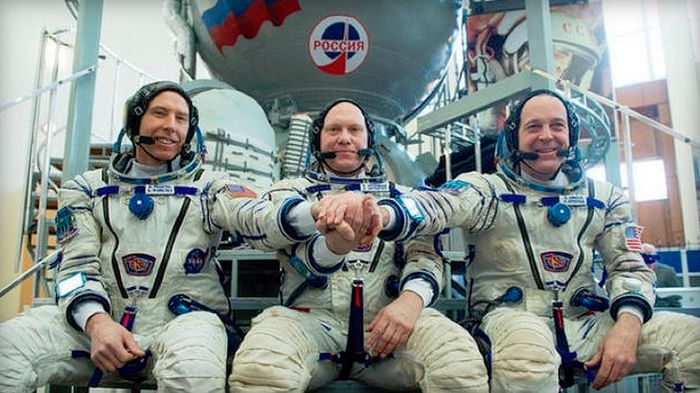 RUSSIAN SOYUZ SET TO CARRY CREW TO SPACE STATION