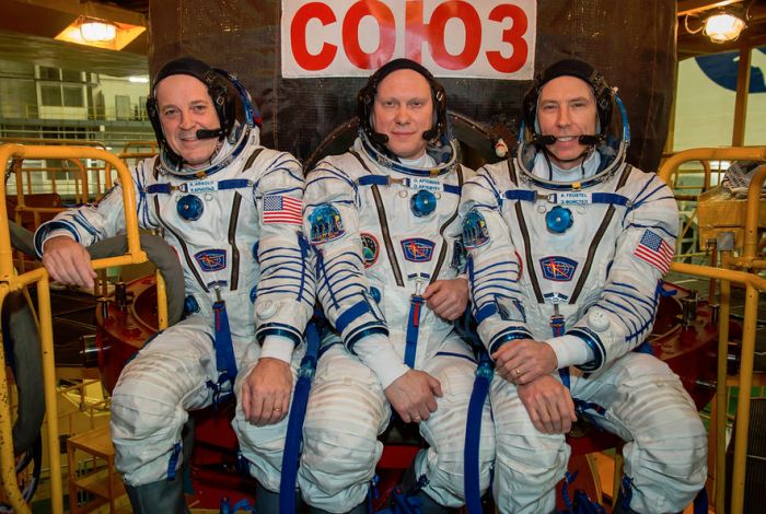 TWO RADIO AMATEURS NOW ON INTERNATIONAL SPACE STATION