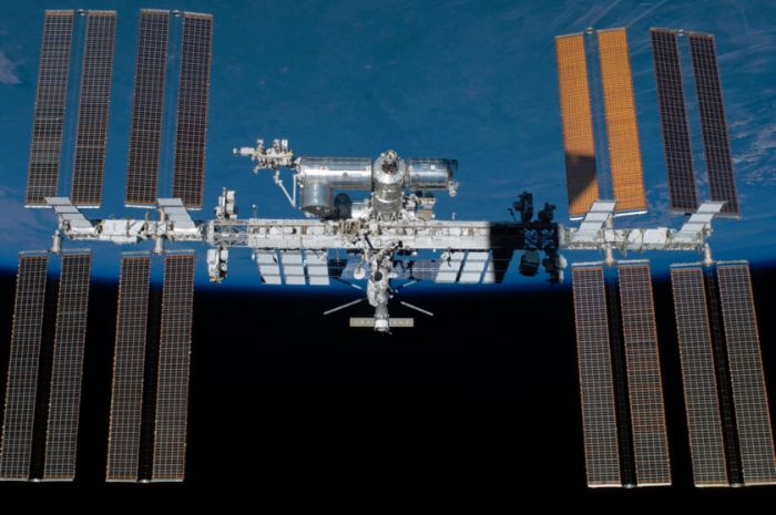 SPACE POLICY EDITION: A COMMERCIAL FUTURE FOR THE SPACE STATION?